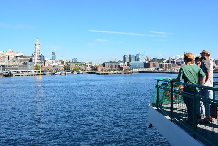 Seattle tem travessias de balsa pelo Puget Sound • Wikimedia Commons/Joe Mabel