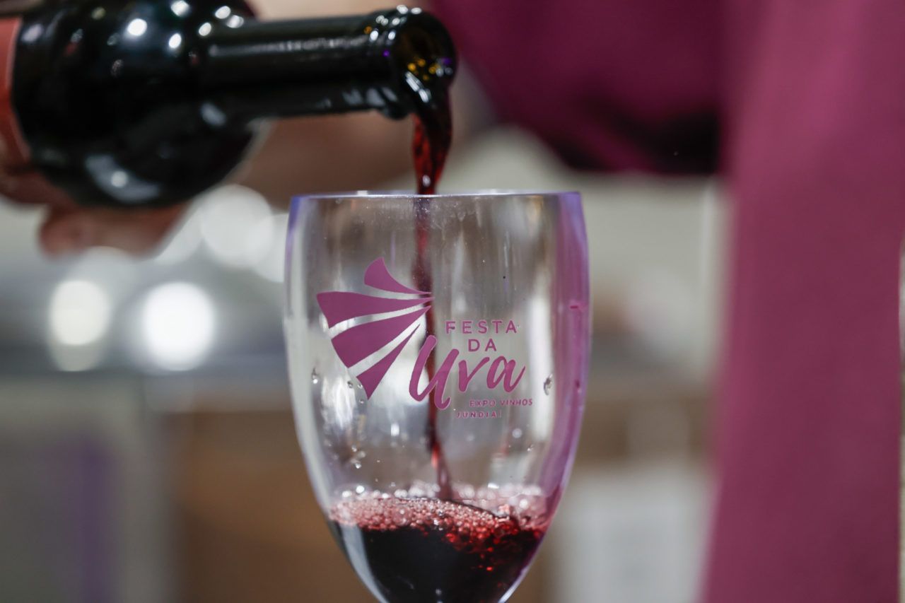 Vinho sendo servido na Festa da Uva de Jundiaí