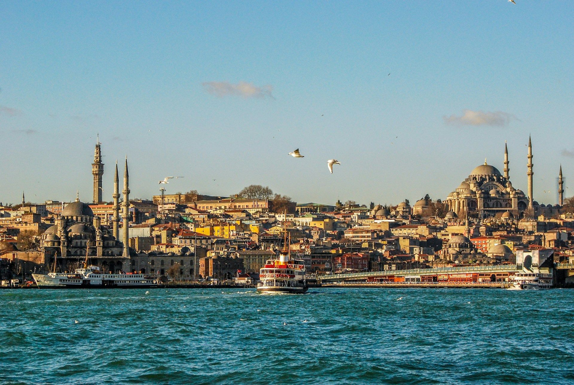Passeios pelo Bósforo são ideais para ver a cidade de uma outra perspectiva • Engin Yapici/Unsplash