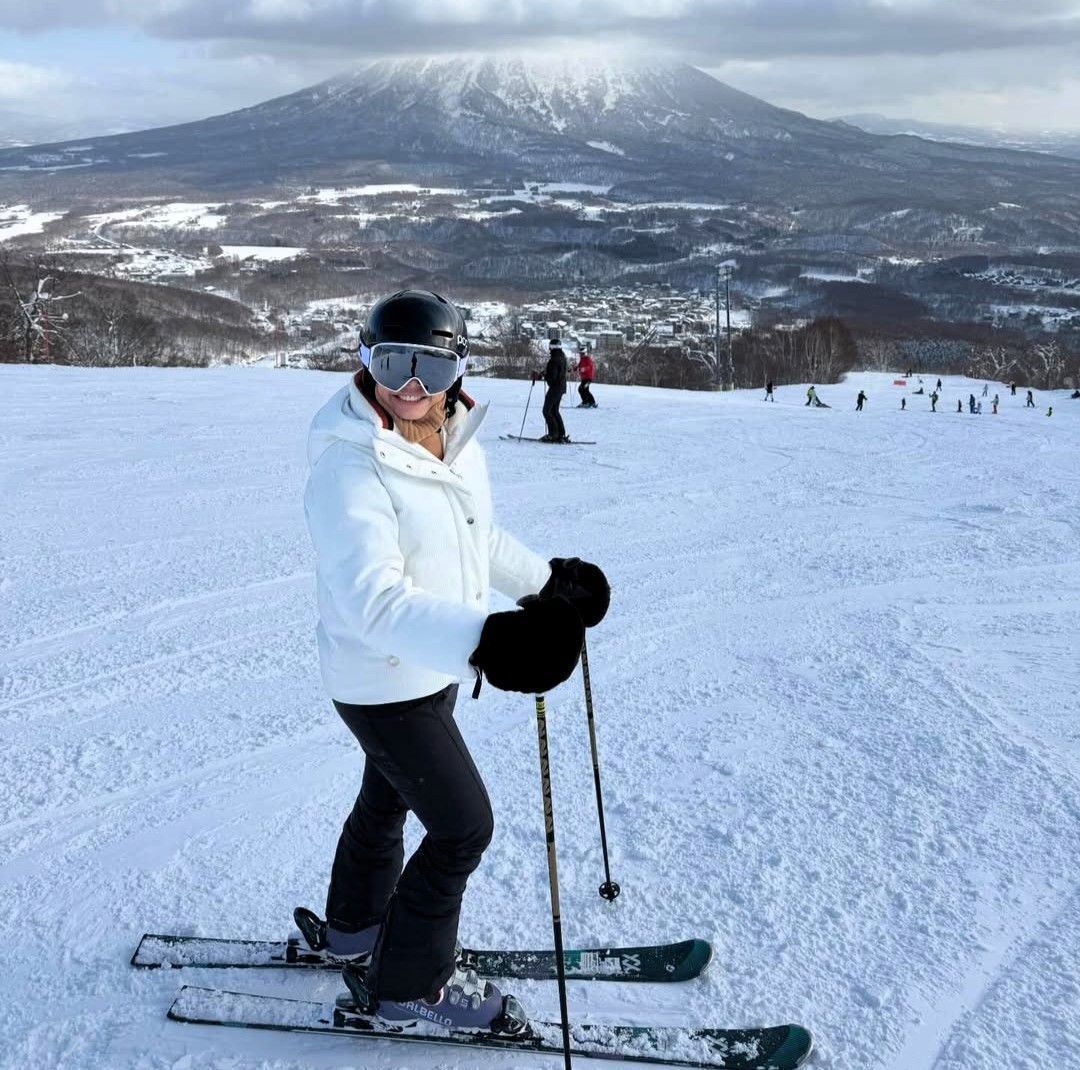 Daniela Filomeno no vilarejo de Hanazono, com destaque para o Monte Yotei ao fundo • CNN Viagem & Gastronomia