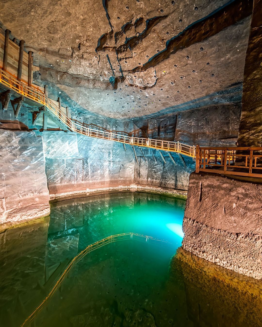Lago subterrâneo da mina de sal Wieliczka • Reprodução/Instagram/Kopalnia Soli "Wieliczka"