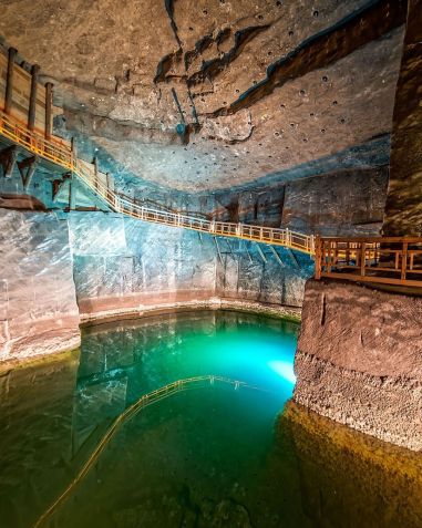Lago subterrâneo da mina de sal Wieliczka • Reprodução/Instagram/Kopalnia Soli "Wieliczka"