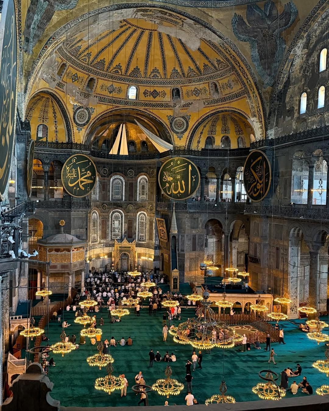 Interior da Hagia Sophia, que foi e igreja cristã e museu no passado, carregando hoje o status de mesquita • CNN Viagem & Gastronomia