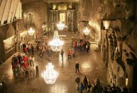 Na Polônia, visitantes lambem paredes de mina de sal: conheça Wieliczka