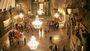Na Polônia, visitantes lambem paredes de mina de sal: conheça Wieliczka