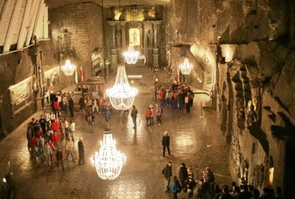 Na Polônia, visitantes lambem paredes de mina de sal: conheça Wieliczka