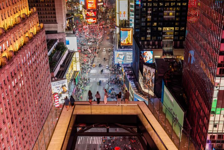 Deque de observação fica a 19 andares do chão e tem vistas panorâmicas da cidade • One Times Square