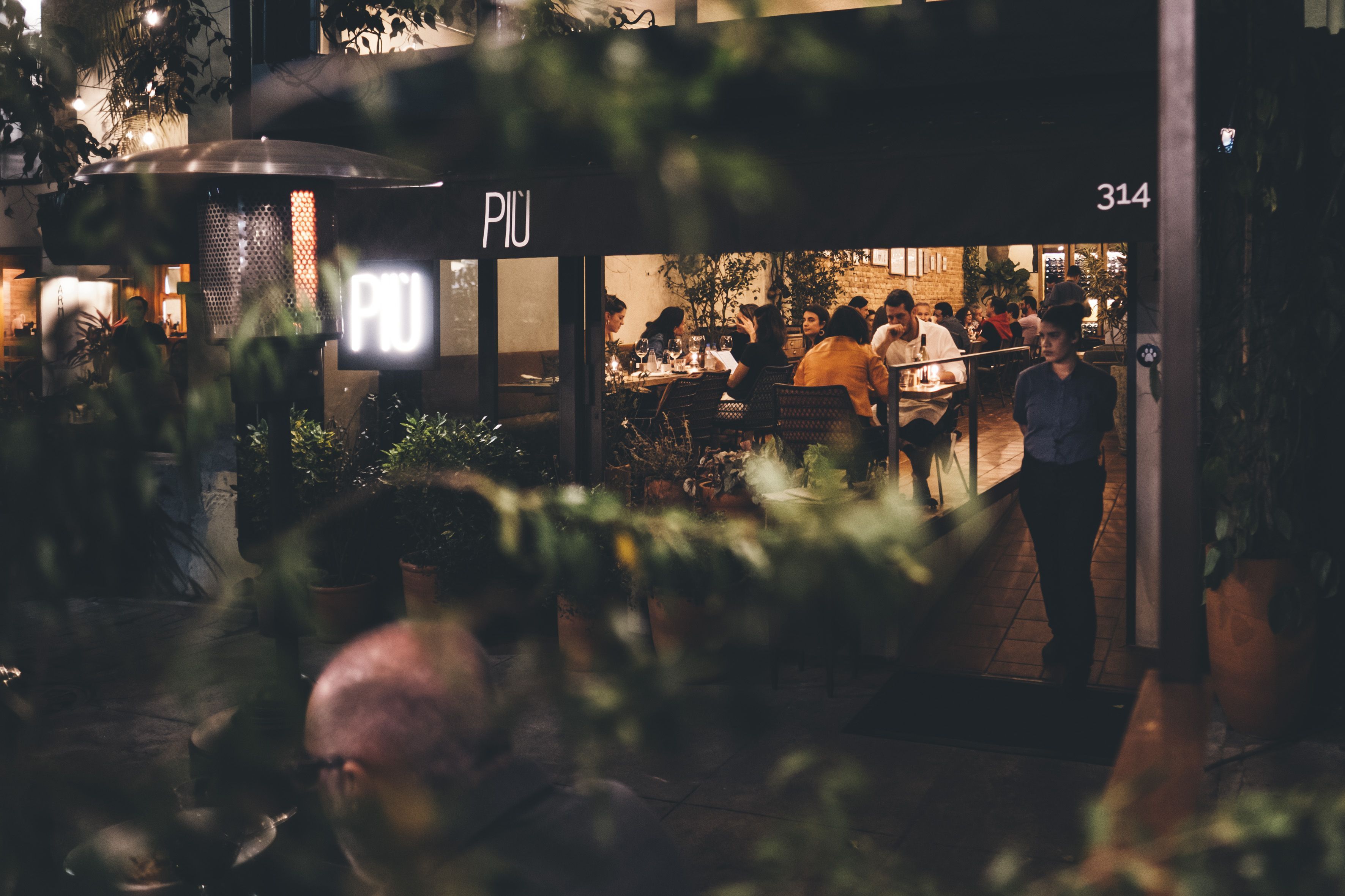 Fachada do Più, na gastronômica rua Ferreira de Araújo • Gui Galembeck