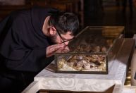 Restos mortais de São Francisco ganham exibição em Assis; conheça cidade