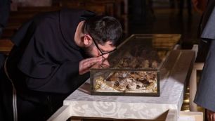 Restos mortais de São Francisco ganham exibição em Assis; conheça cidade