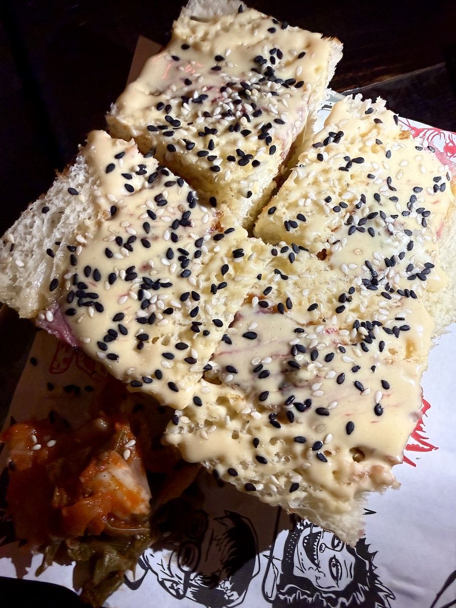 Gyukatsu sando com milanesa de chorizo • Tina Bini