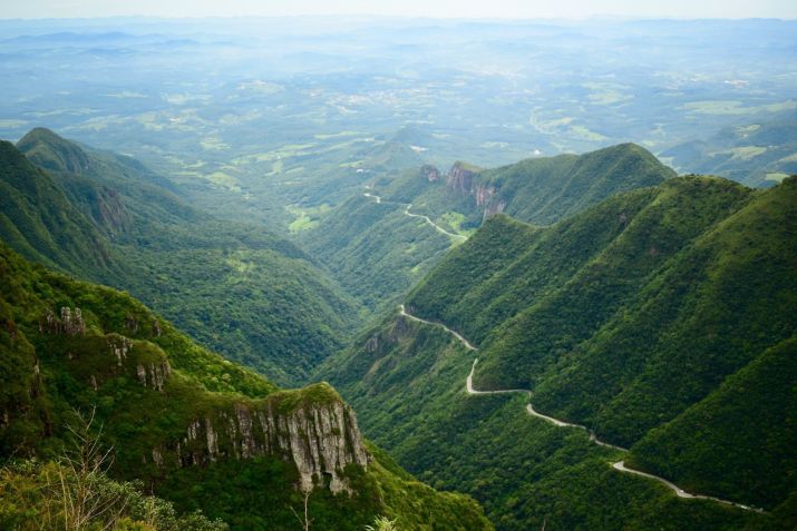 Serra do Rio do Rastro, em Santa Catarina, conta com estrada pitoresca e penhascos dramáticos • Mateus Campos Felipe/Unsplash