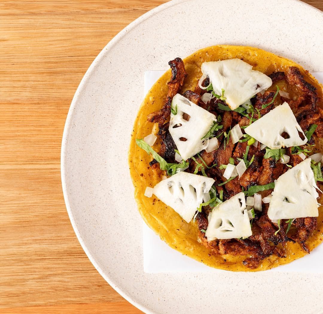 Taco Al Pastor do Atzi é feito com porco temperado, abacaxi, salsa, coentro e cebola • Instagram/Taqueria Atzi