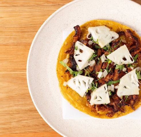 Taco Al Pastor do Atzi é feito com porco temperado, abacaxi, salsa, coentro e cebola • Instagram/Taqueria Atzi