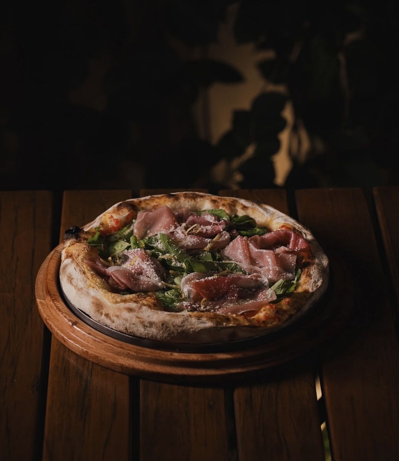 Pizza Amalfi, com mussarela, presunto cru, rúcula e parmesão ralado com raspas de limão siciliano • Reprodução Instagram