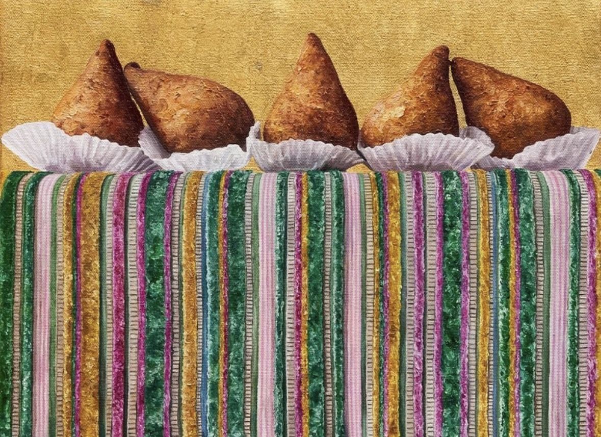 "Natureza morta com coxinhas e veludo", 2025, Óleo e folha de ouro sobre tela, 30x40cm • Reprodução/Instagram/@anaelisaegreja