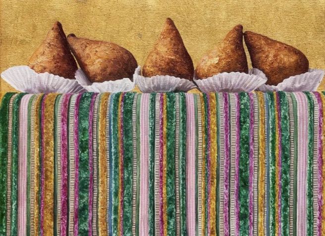 "Natureza morta com coxinhas e veludo", 2025, Óleo e folha de ouro sobre tela, 30x40cm • Reprodução/Instagram/@anaelisaegreja