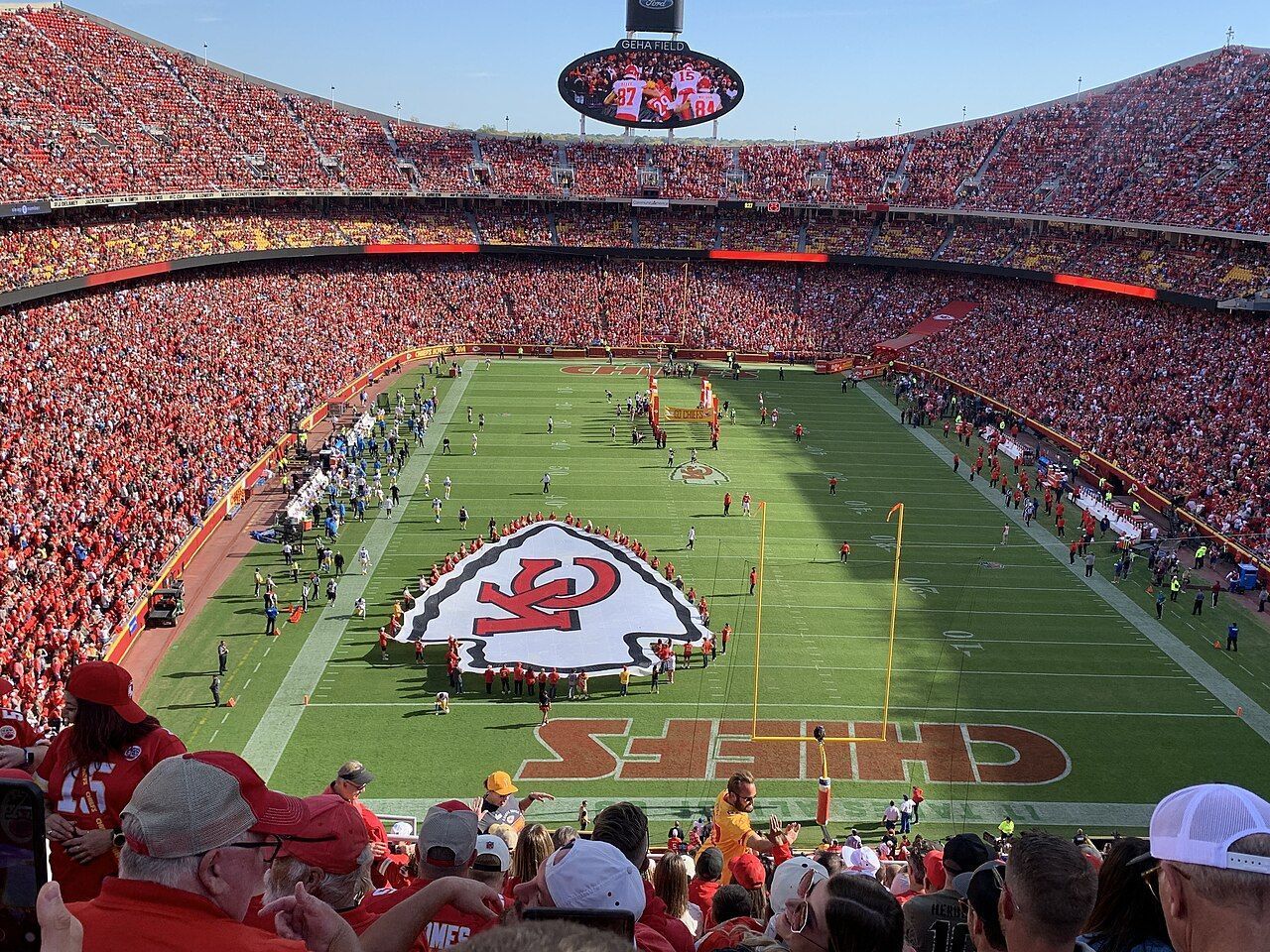 Arrowhead Stadium em dia de jogo dos Chiefs • Larry Koester/Wikimedia Commons/CC BY 2.0