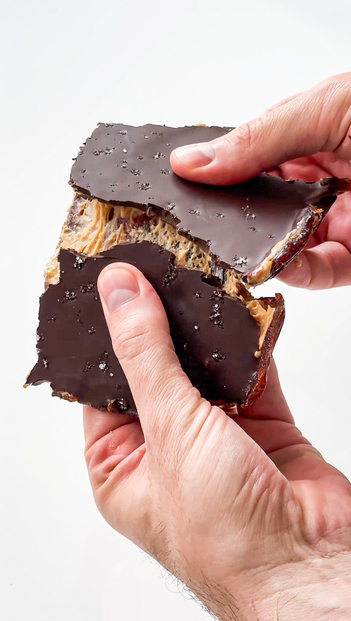 Barra de chocolate com pasta de amendoim e tâmaras • Divulgação Betto