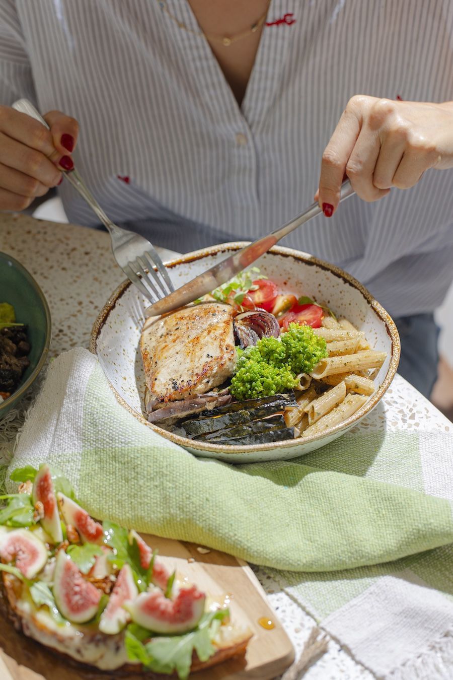 Bowl de frango grelhado com penne ao pesto, legumes assados e molho tahine • Cúrcuma Estúdios