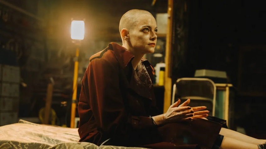 Emma Stone interpreta Michelle Fuller em "Bugonia" • Reprodução/Universal Pictures