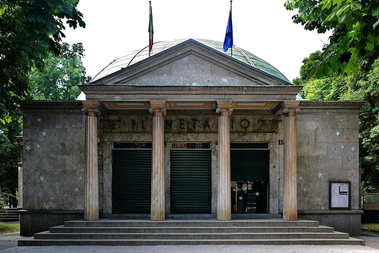 Planetario di Milano tem programas voltados para crianças e famílias • Wikimedia Commons
