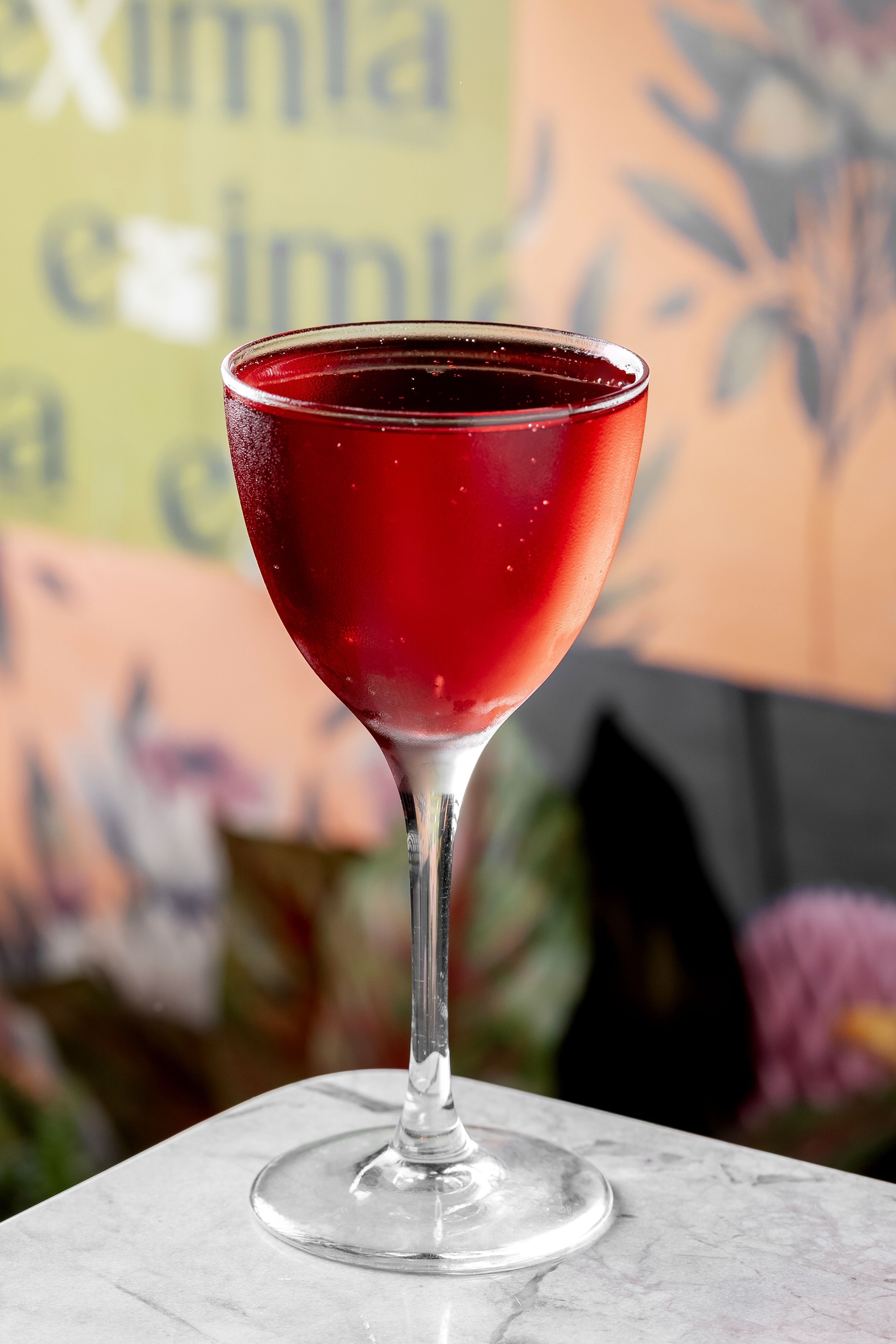 Drinque Amaryllis, preparado com sloe gin, licor Chambord, vinho chardonnay, mel de cacau, jabuticaba, lichia e yuzu • Tadeu Brunelli