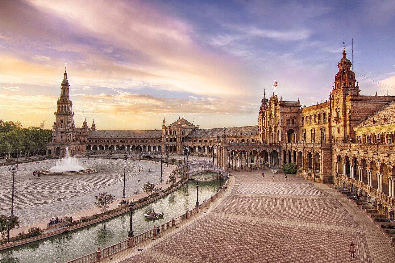 Plaza de España se destaca pelo formato semicircular • Francisco Colinet/Wikimedia Commons/CC BY-SA 3.0 ES