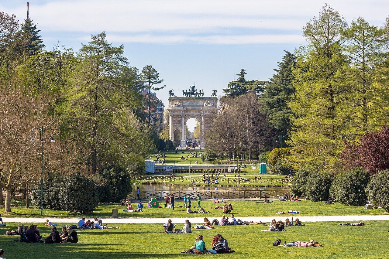 Parco Sempione, em Milão, oferece espaço para caminhar e brincar • Wikimedia Commons