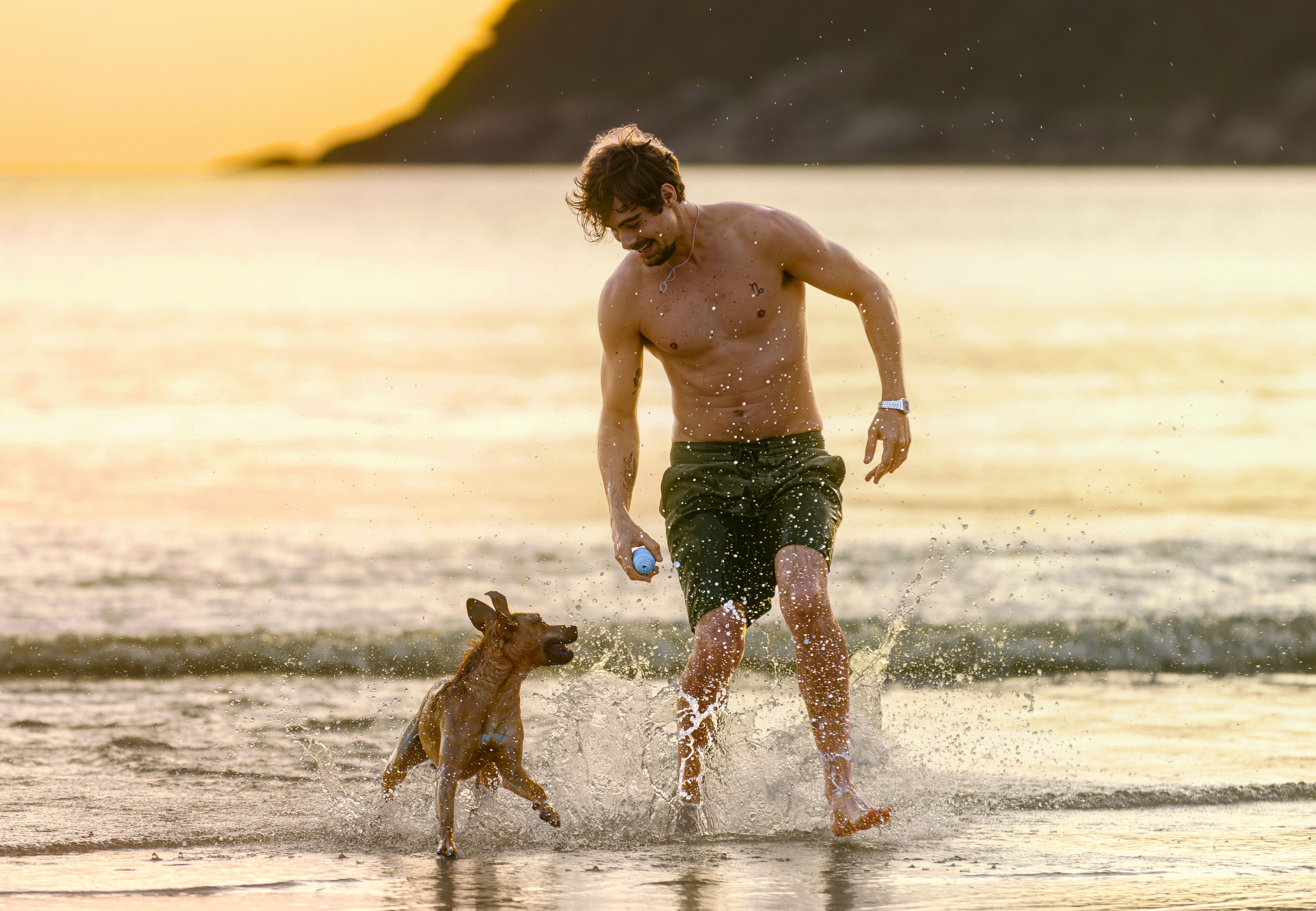 Amendoim (Caramelo) e Rafael Vitti (Pedro) no filme Caramelo da Netflix, na Praia do Guiaúba (SP)