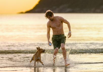 Amendoim (Caramelo) e Rafael Vitti (Pedro) no filme Caramelo da Netflix, na Praia do Guiaúba (SP)