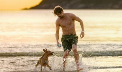 Amendoim (Caramelo) e Rafael Vitti (Pedro) no filme Caramelo da Netflix, na Praia do Guiaúba (SP)
