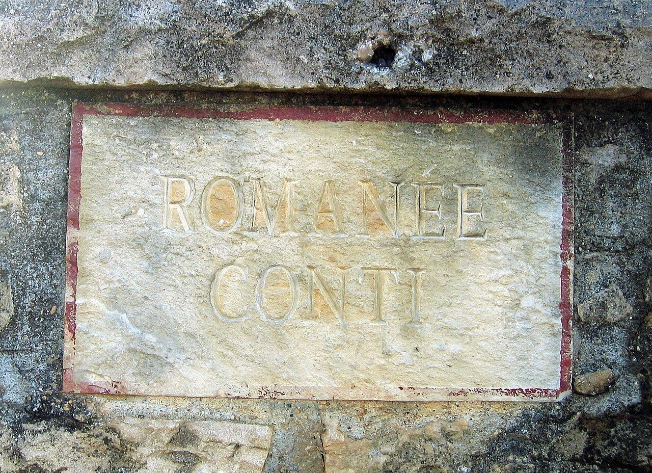 Inscrição no muro Domaine de Romanée-Conti • Wikimedia Commons