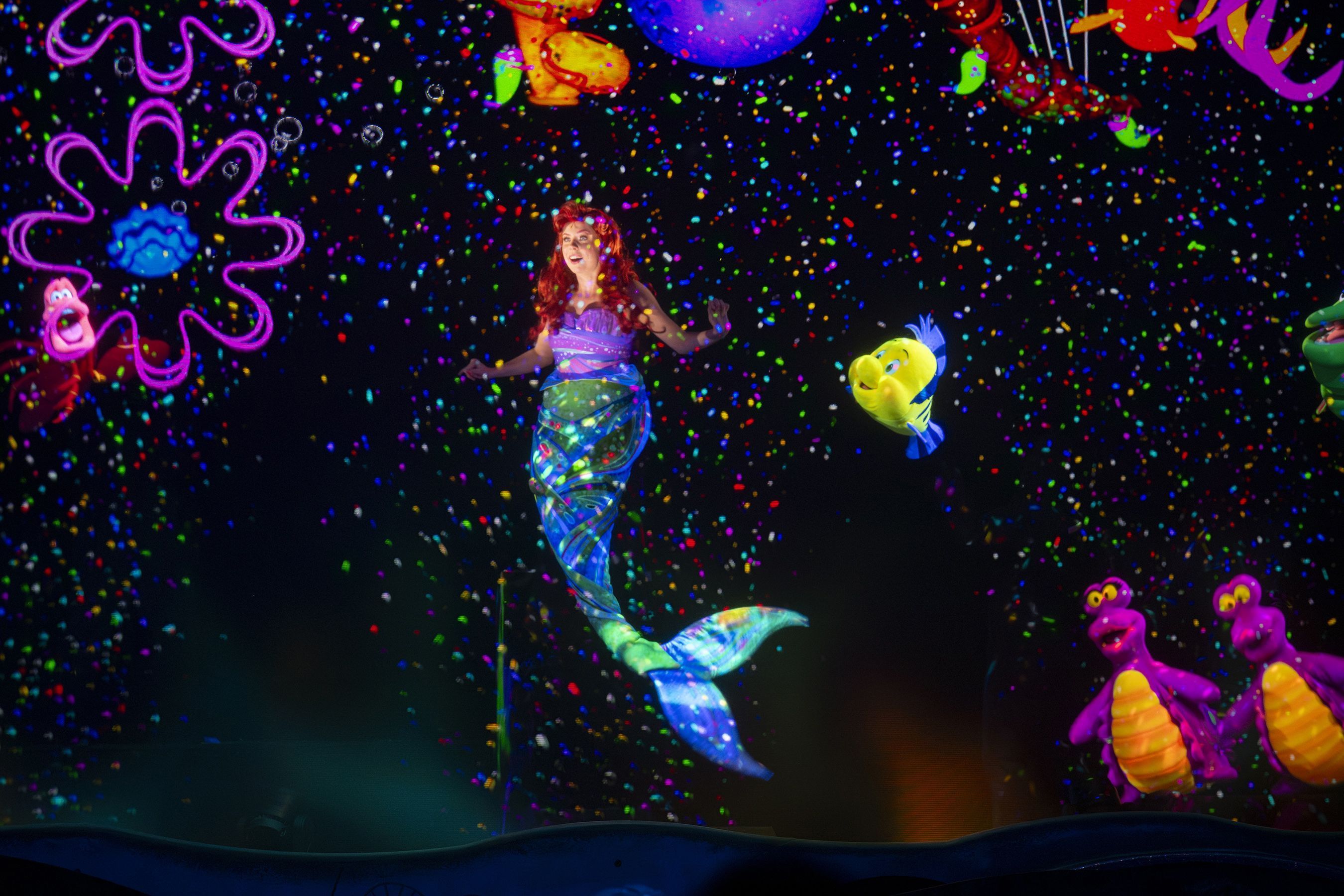 "The Little Mermaid - A Musical Adventure" une luz negra, cinco camadas de telas e marionetistas para criar espetáculo que recria fundo do mar • Omark Reyes