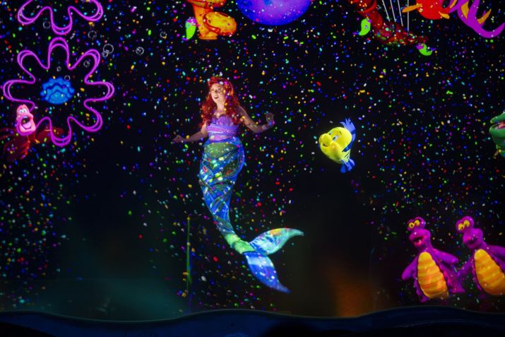 "The Little Mermaid - A Musical Adventure" une luz negra, cinco camadas de telas e marionetistas para criar espetáculo que recria fundo do mar • Omark Reyes
