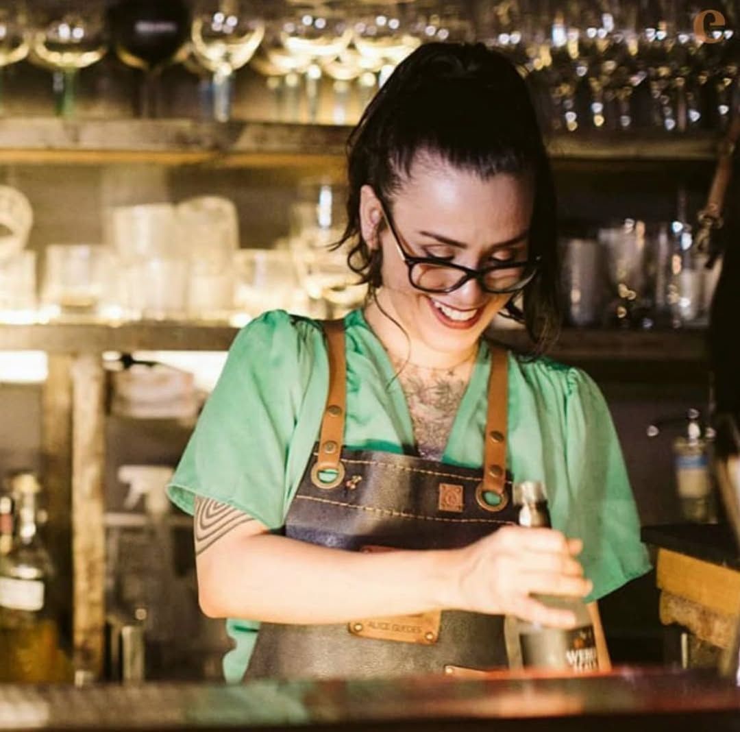 A bartender Alice Guedes, que comanda o balcão do Guarita • Reprodução/@b_alice/Instagram