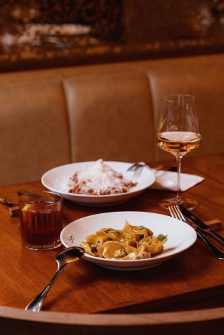 All’arrabbiata e ravioli di cupim alla brace • Thays Bittar