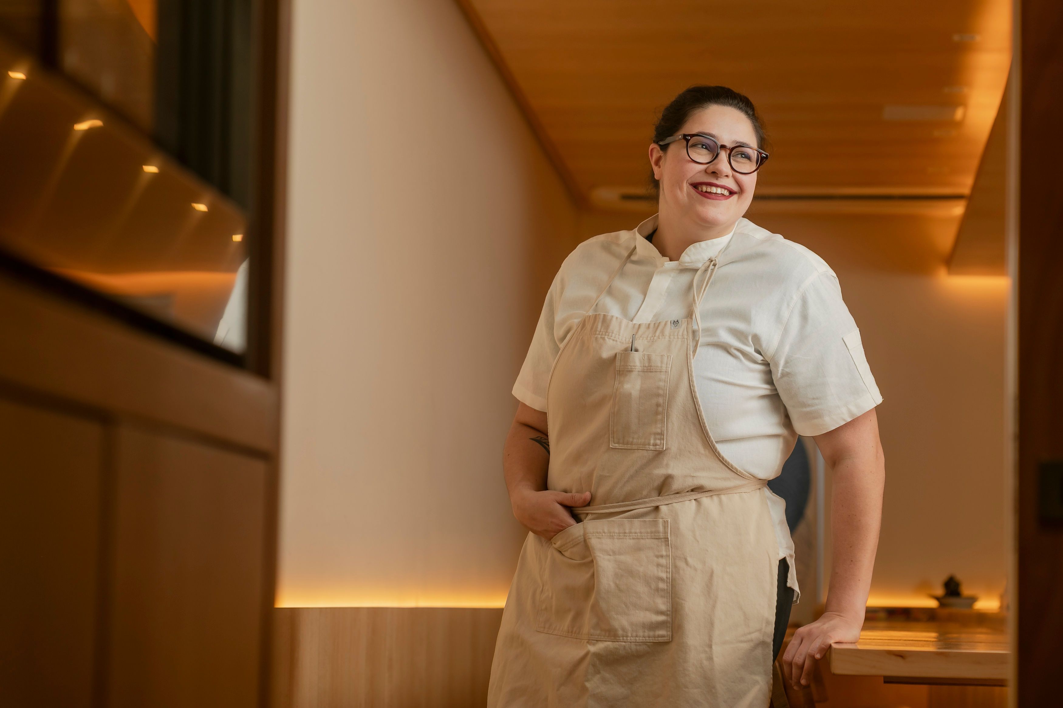 Chef Rhaiza Zanetti à frente do balcão do Miyabi • Keiny Andrade