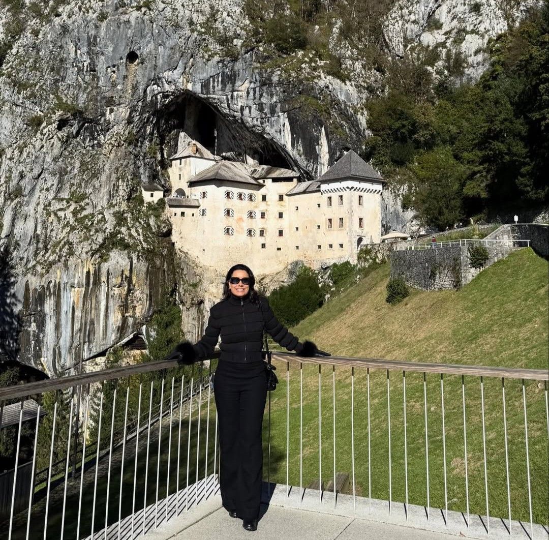 Daniela Filomeno no Castelo de Predjama, na Eslovênia