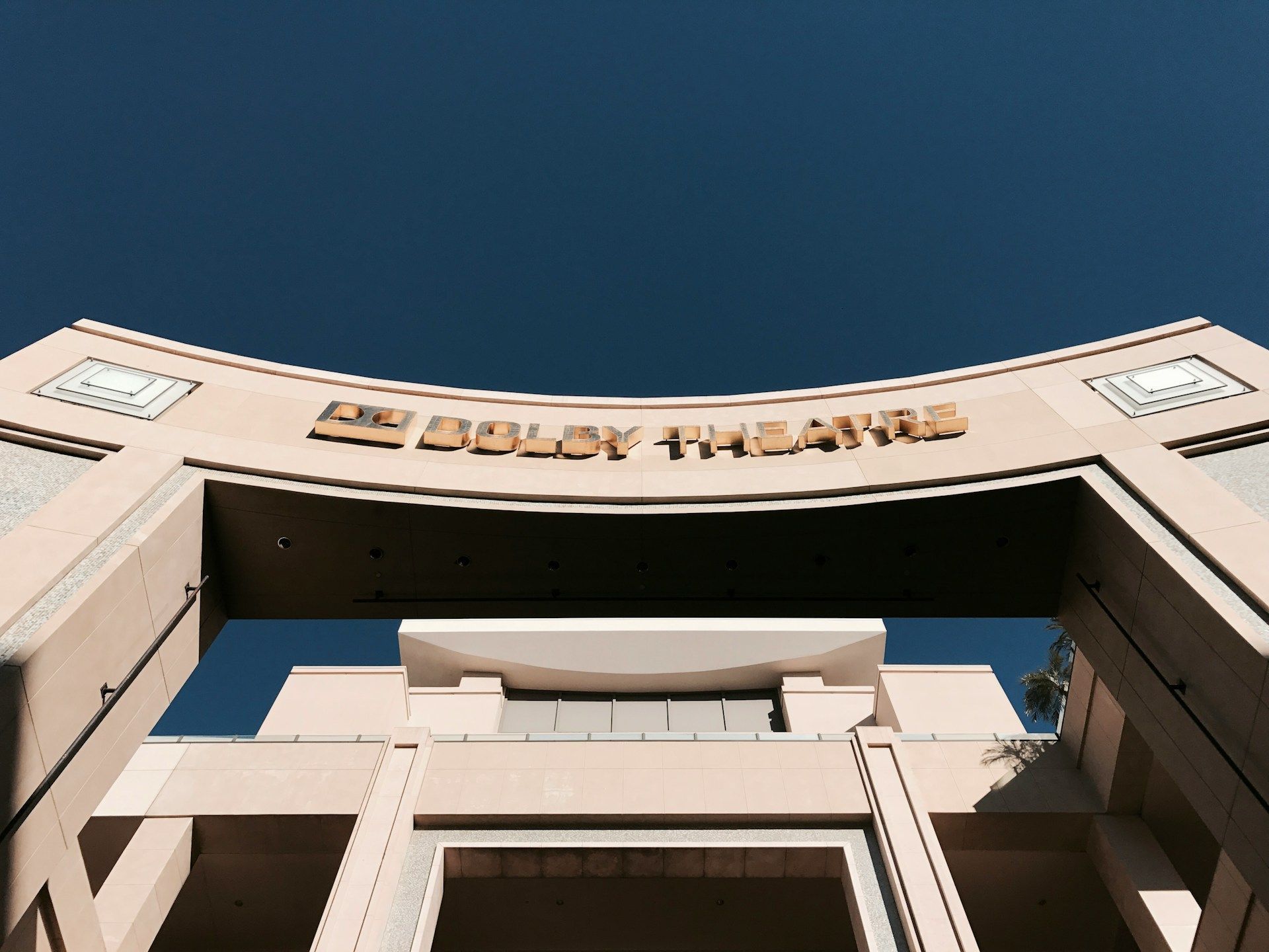 Fachada do Dolby Theatre, no distrito de Hollywood, em Los Angeles • Eric Ji/Unsplash