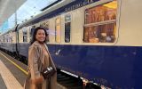 Daniela Filomeno ao lado do  Golden Eagle Danube Express, parte de roteiro que liga Europa Ocidental e Oriental 