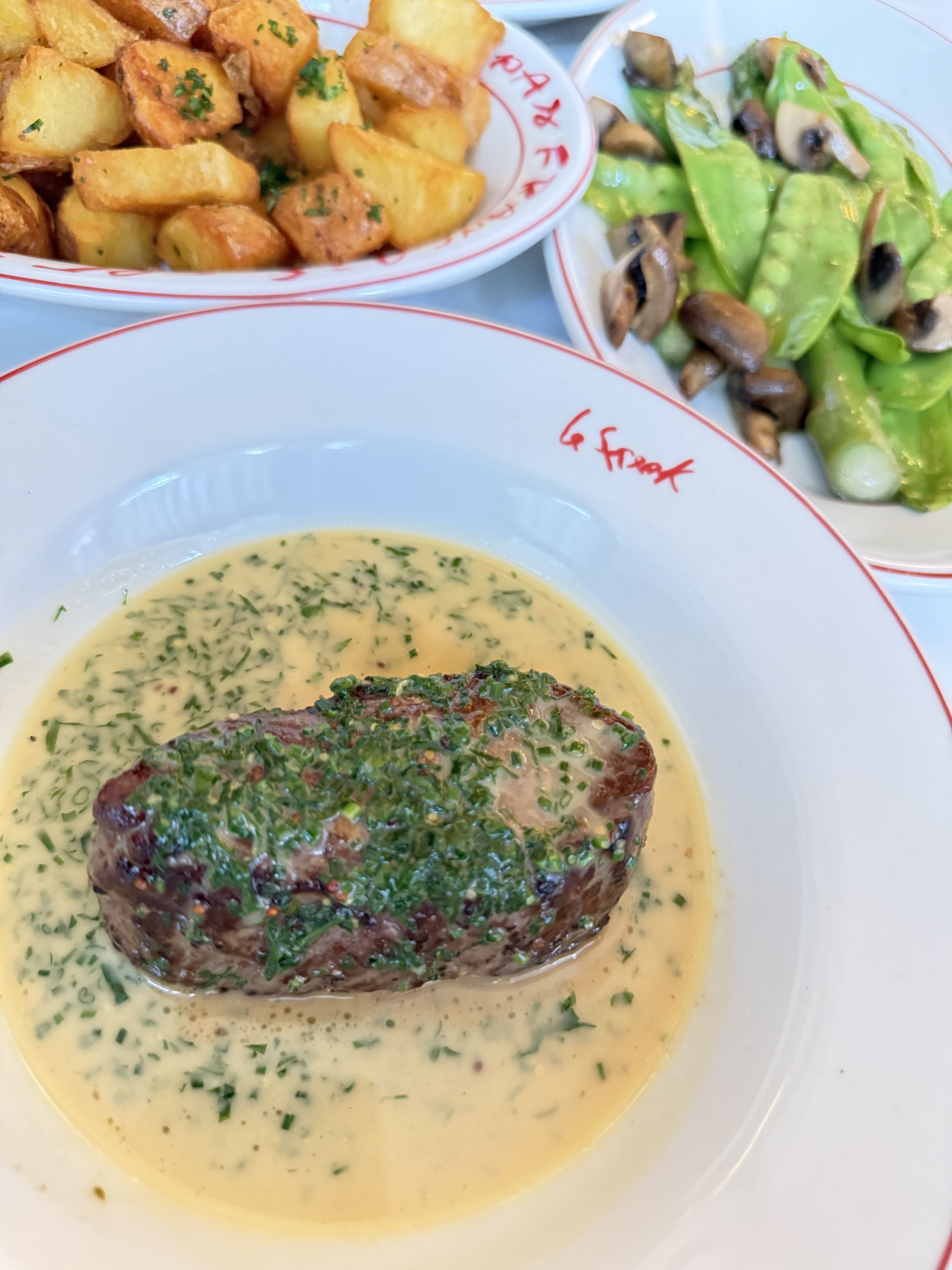Steak and fries: filet mignon com molho mostarda e batatas, um clássico francês • Tina Bini
