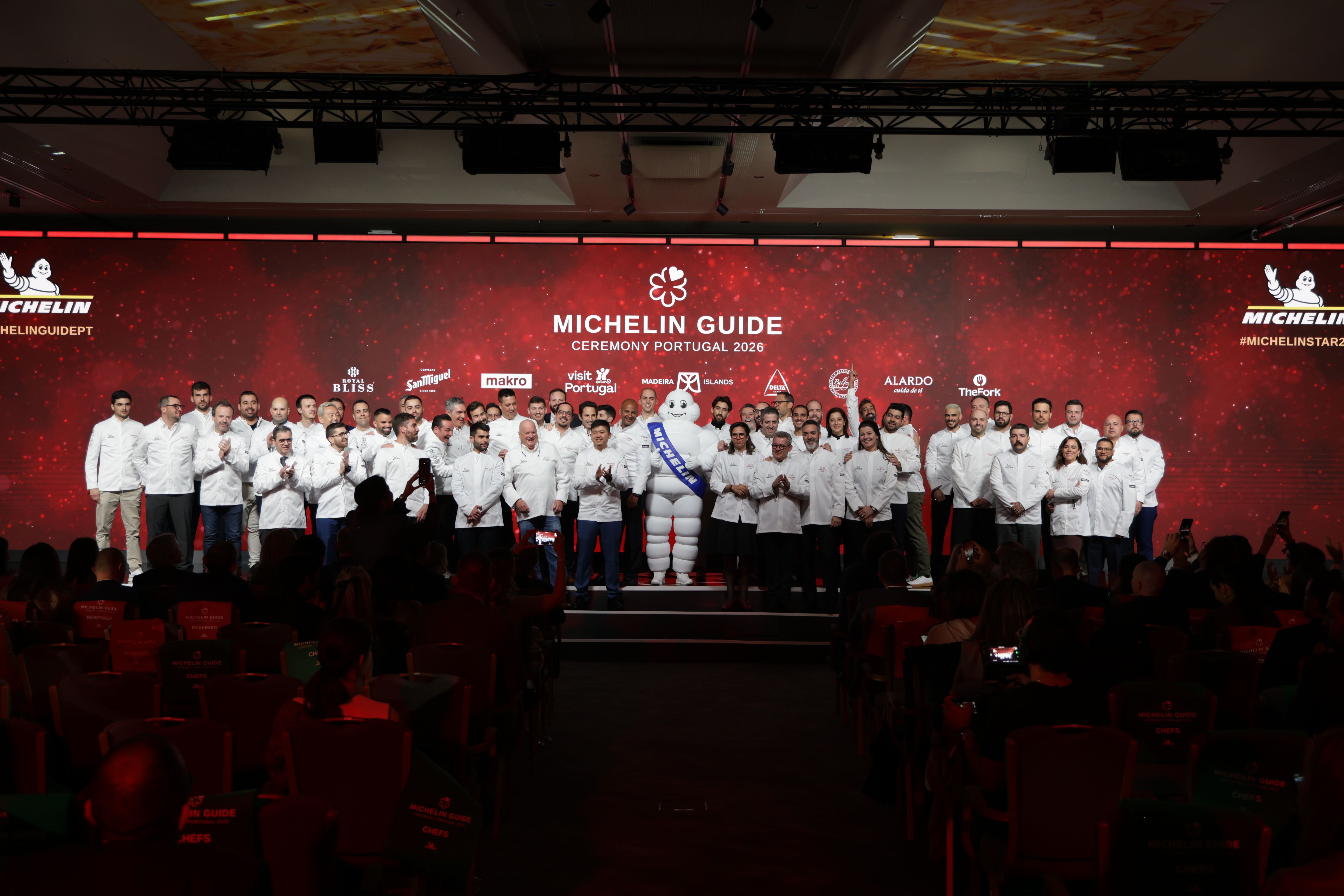 Chefs no palco da cerimônia do Guia Michelin Portugal 2026