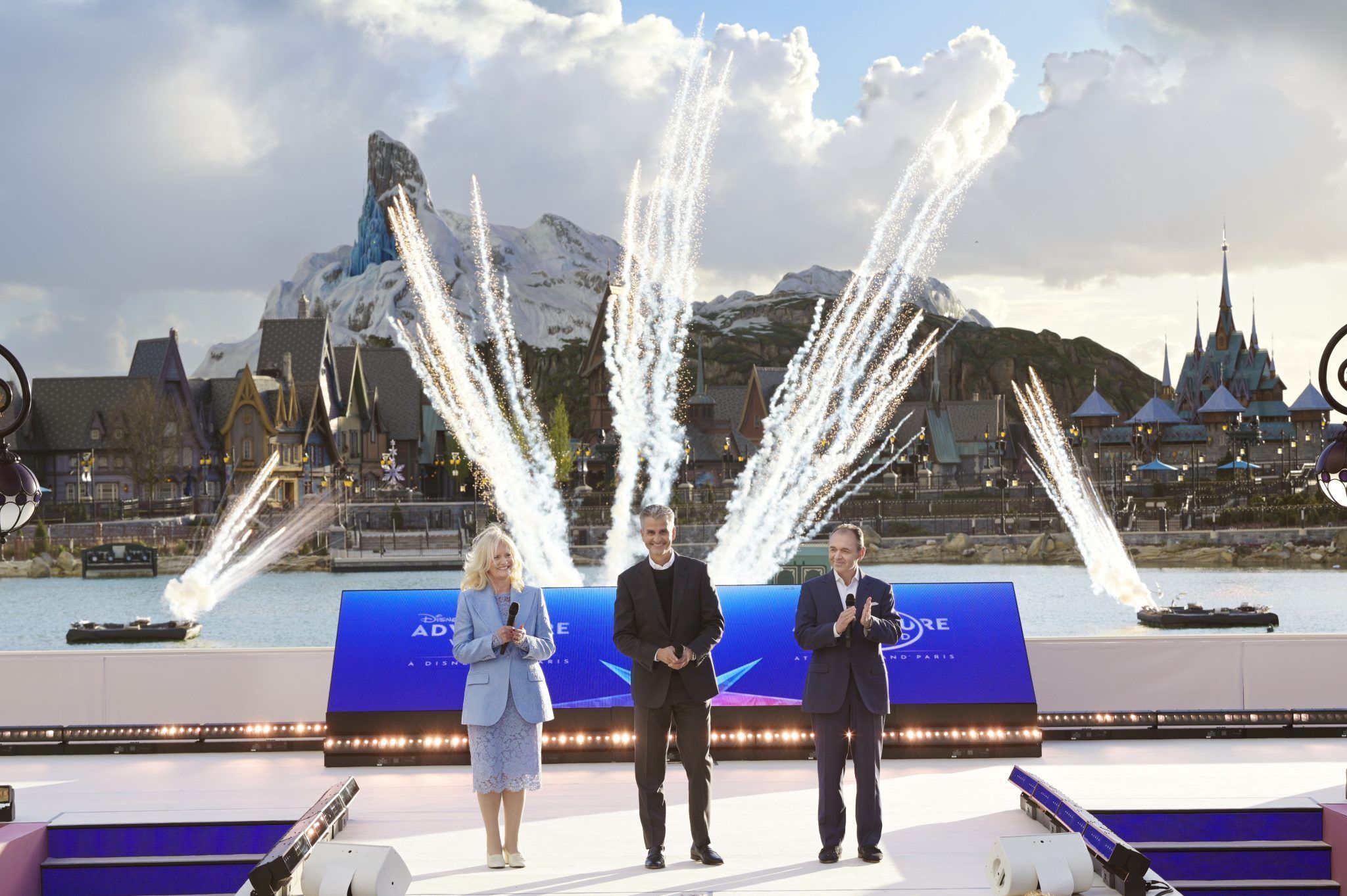 Executivos da Disney na inauguração de World of Frozen; Josh D'Amaro ao centro, Natacha Rafalski à esquerda e Thomas Mazloum à direita • Divulgação/Disney Parks Blog
