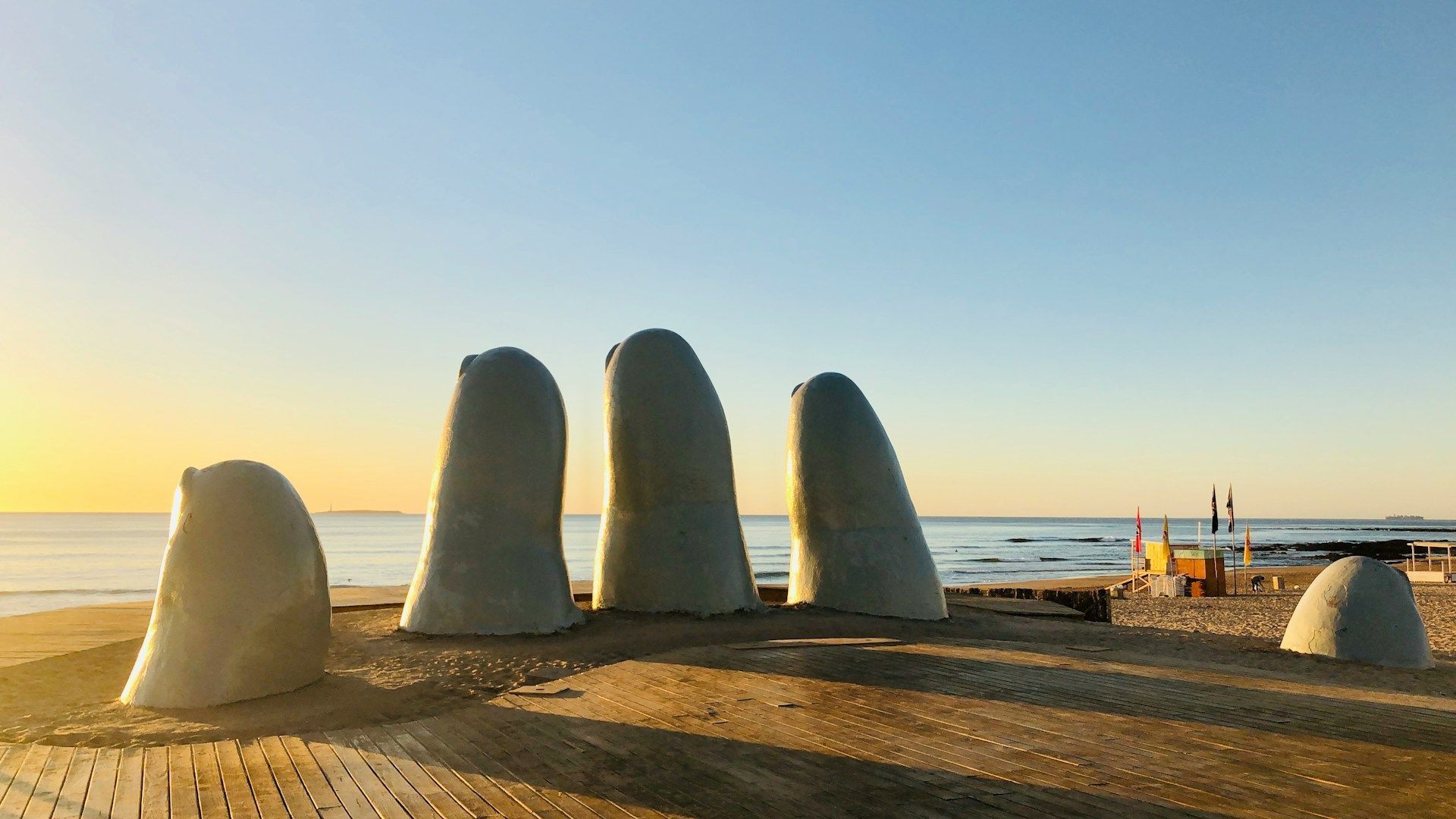 Escultura La Mano, em Punta del Este, no Uruguai