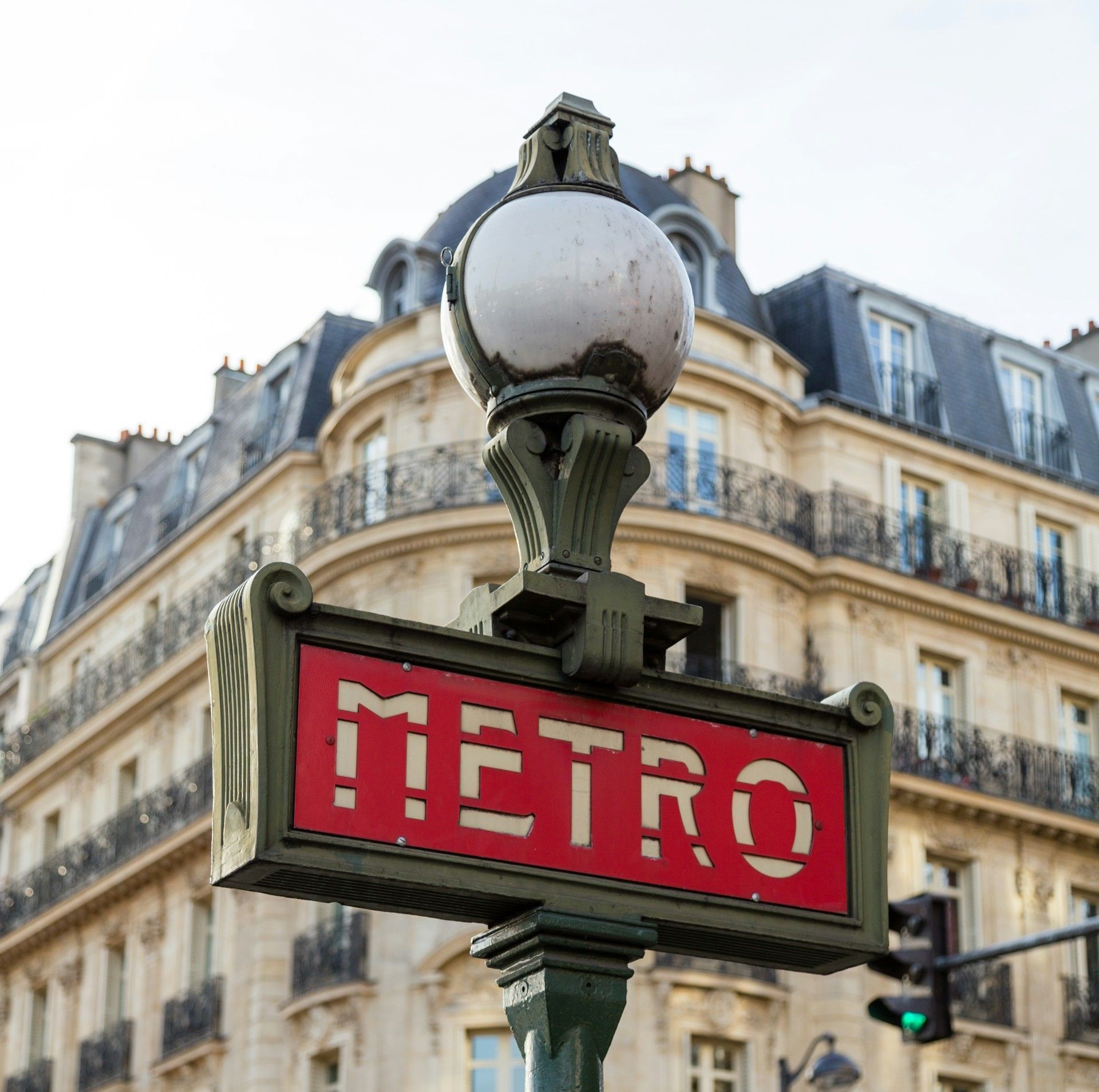 Metrô de Paris abrange mais de 300 estações e mais de 200 quilômetros de extensão • Sebastien Gabriel/Unsplash