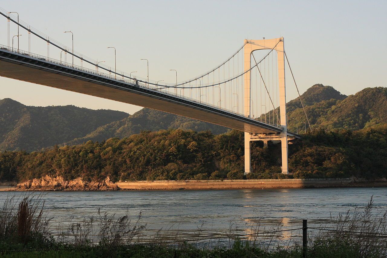 A Ponte Hakata-Ōshima é uma ponte suspensa japonesa, parte da Rodovia Nishiseto, com 59 quilômetros de extensão, que liga as ilhas de Honshu e Shikoku • Wikimedia Commons/Aio/CC BY-SA 2.0