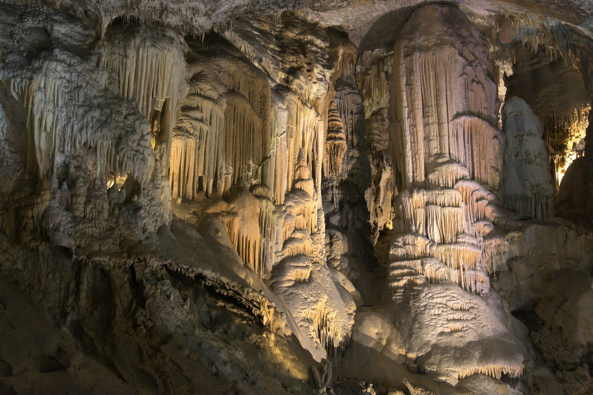 Caverna de Postojna se abre para um mundo subterrâneo repleto de impressionantes formações geológicas • Pix Tresa/Unsplash