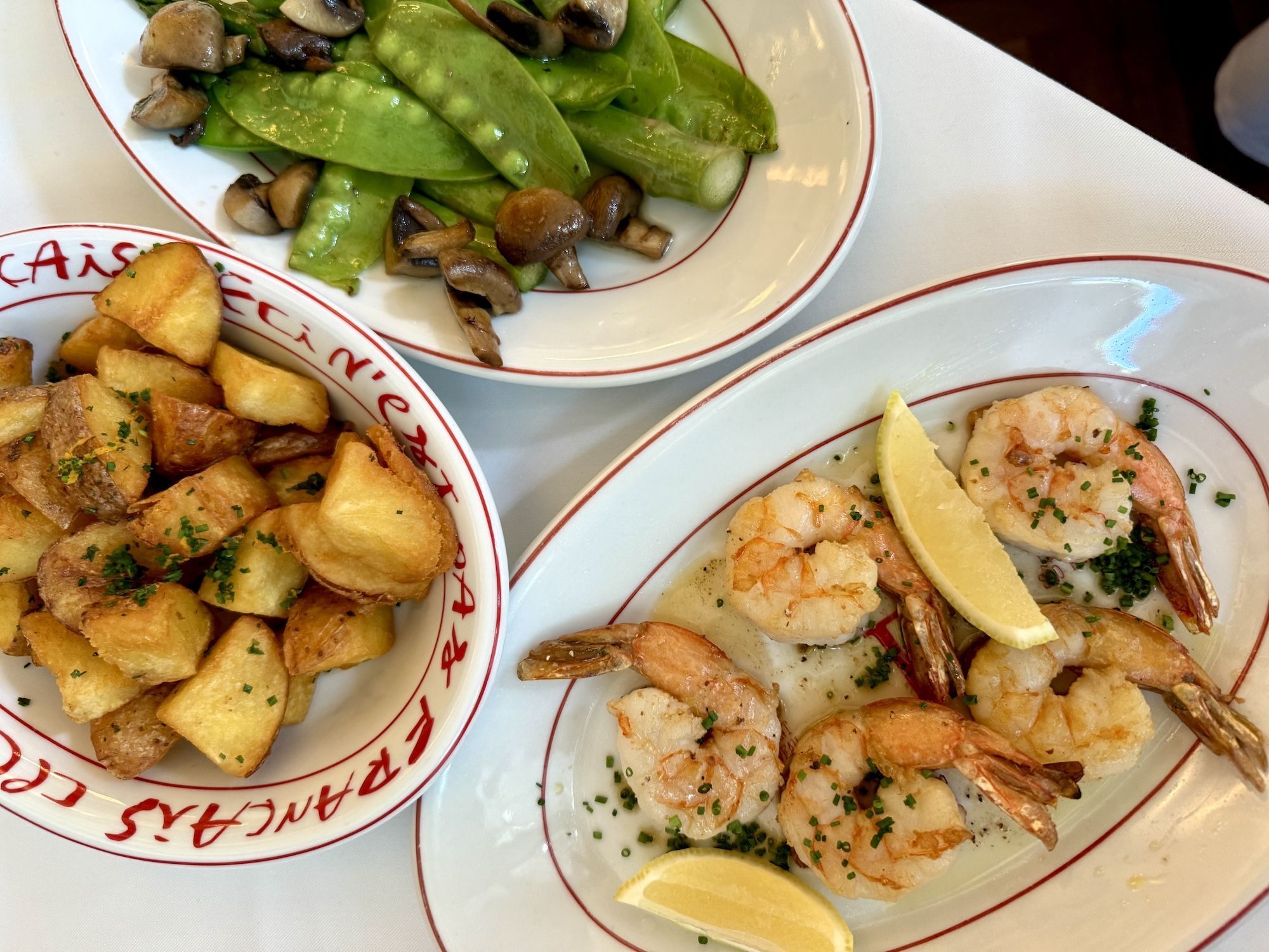 Camarões à provençal, batatas e legumes
