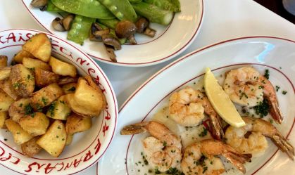 Camarões à provençal, batatas e legumes